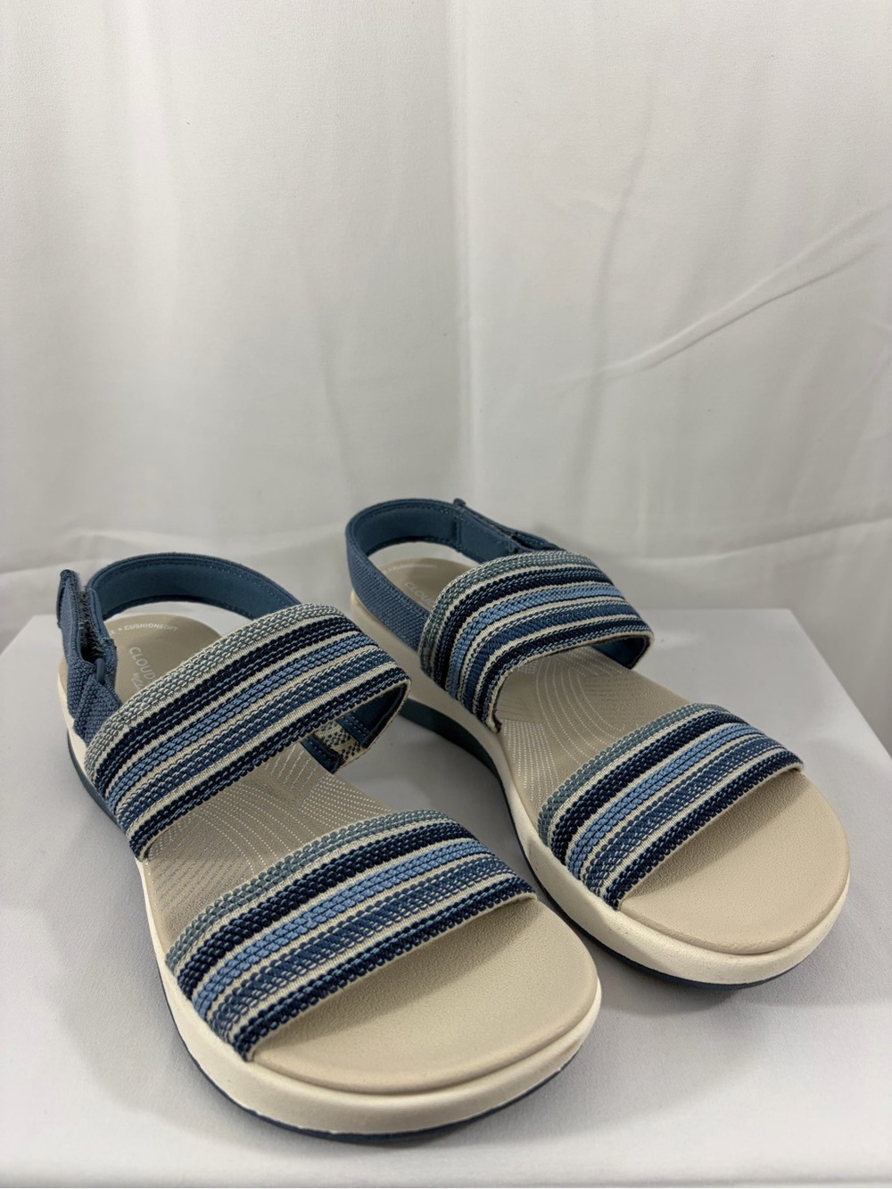 NWT Clarks Cloudsteppers Women’s Size 7.5 Blue Striped Sandals